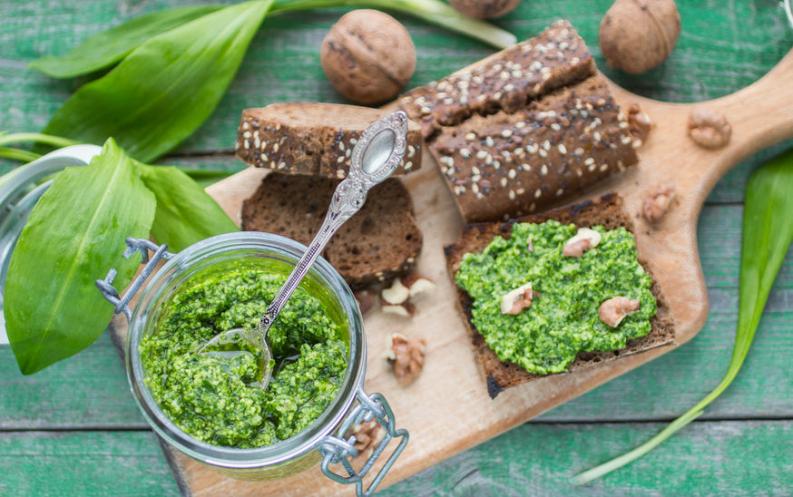 Medvehagyma pesto