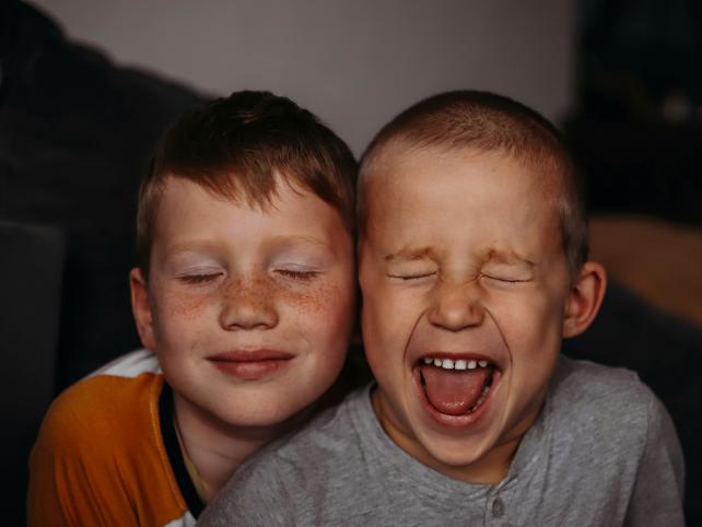 Jó testvérek Fotó: 123rf.com - PROAKTIVdirekt Életmód magazin és hírek - proaktivdirekt.com