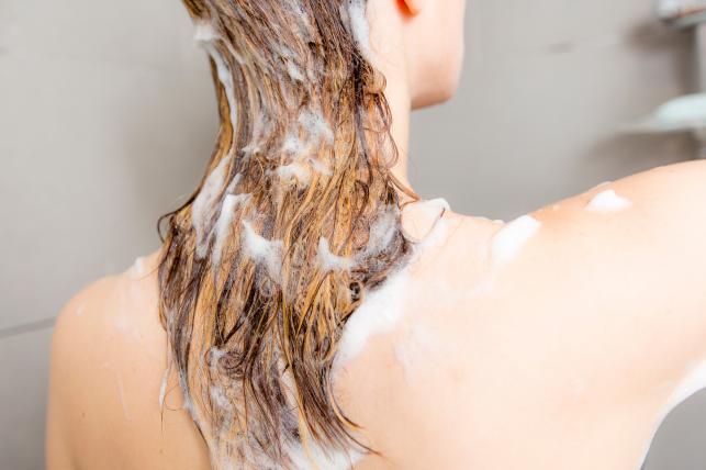 Kényeztető hajmosás Fotó: 123rf.com - PROAKTIVdirekt Életmód magazin és hírek - proaktivdirekt.com