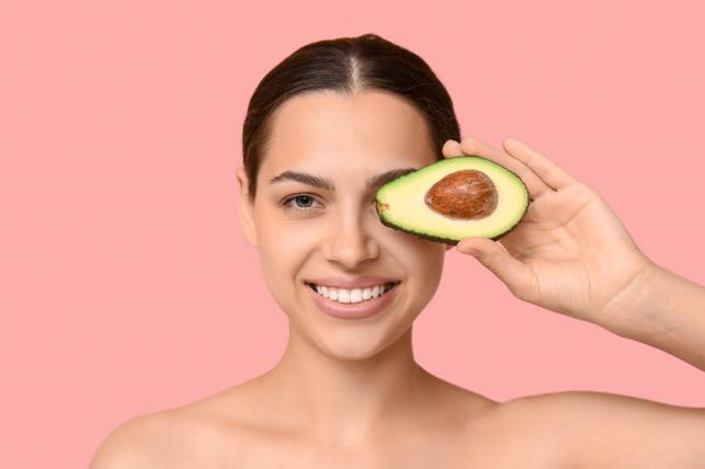 Lány avokádóval Fotó:123rf.com - PROAKTIVdirekt Életmód magazin és hírek - proaktivdirekt.com
