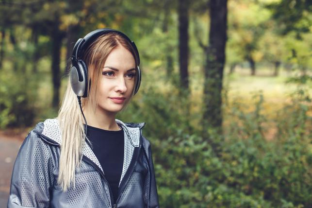 Séta fülhallgatóval Fotó:123rf.com - PROAKTIVdirekt Életmód magazin és hírek - proaktivdirekt.com