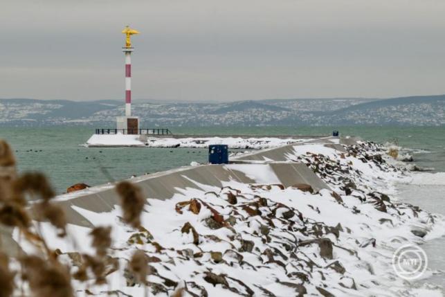 A jegesedő Balaton Siófoknál 2026. január 7-én. Fotó: MTI/Vasvári Tamás - PROAKTIVdirekt Életmód magazin és hírek - proaktivdirekt.com