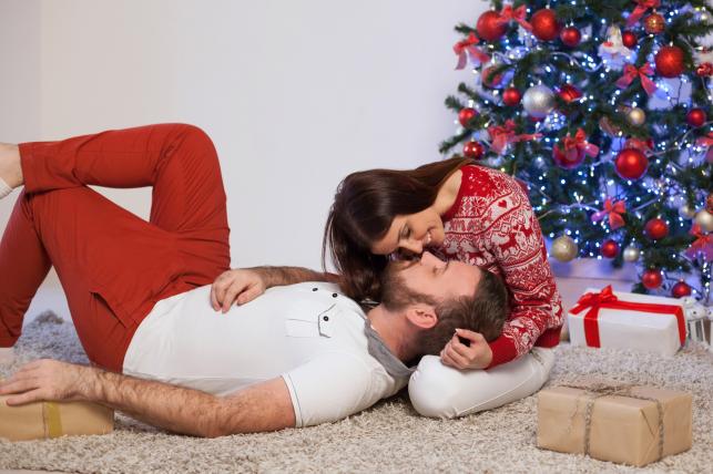 Pár, karácsony Fotó: 123rf.com - PROAKTIVdirekt Életmód magazin és hírek - proaktivdirekt.com