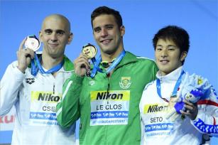 A győztes dél-afrikai Chad le Clos (k), a második helyezett Cseh László (b) és a harmadik helyezett japán Szeto Daija a férfi 200 méteres pillangóúszás eredményhirdetésén | MTI Fotó: Kovács Tamás - PROAKTIVdirekt Életmód magazin és hírek - proaktivdirekt.com