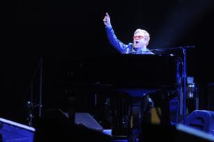 Elton John 2013-ban, Prágában - PROAKTIVdirekt Életmód magazin és hírek - proaktivdirekt.com
