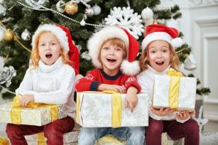 Gyerekek a karácsonyi ajándékokkal - PROAKTIVdirekt Életmód magazin és hírek - proaktivdirekt.com