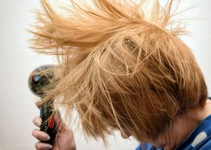 Hajszárítás Fotó: 123rf.com - PROAKTIVdirekt Életmód magazin és hírek - proaktivdirekt.com