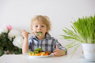 Kisgyerek zöldséget eszik Fotó:123rf.hu - PROAKTIVdirekt Életmód magazin és hírek - proaktivdirekt.com