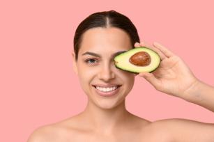 Lány avokádóval Fotó:123rf.com - PROAKTIVdirekt Életmód magazin és hírek - proaktivdirekt.com