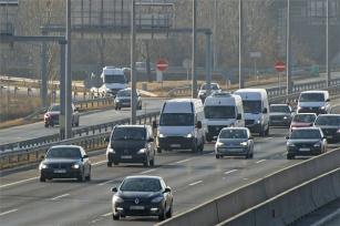 A veronai buszbaleset 16 halálos áldozatának holttestét szállító konvoj az M1-M7 autópálya bevezető szakaszán | MTI Fotó: Lakatos Péter - PROAKTIVdirekt Életmód magazin és hírek - proaktivdirekt.com